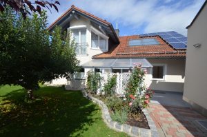 Immobilienangebot - Ruderting - Alle - Ein echter Hingucker - Haus mit ausgebautem Dachgeschoss, Einliegerwohnung, PV-Anlage & Doppelgarage