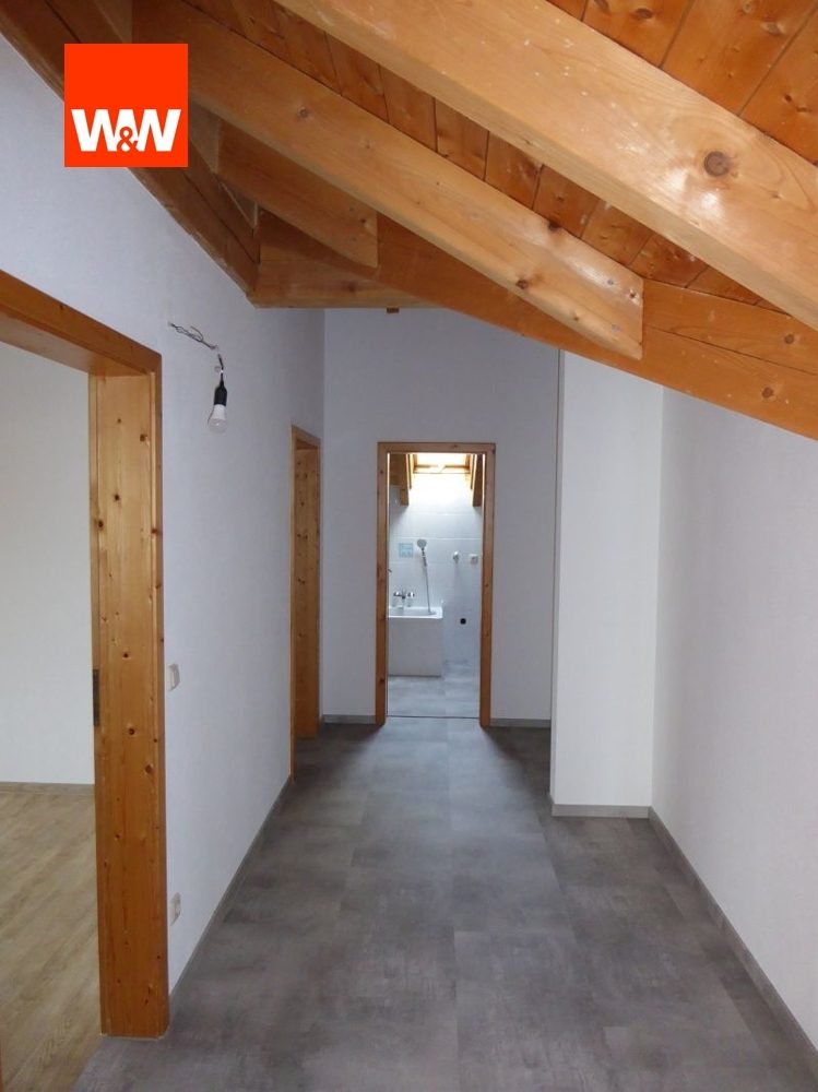 Immobilienangebot - Gröbenzell - Alle - Lieber Oben als Unten. Lässige 3.Zimmer Wohnung mit Sichtdachstuhl in bester Lage von Gröbenzell.