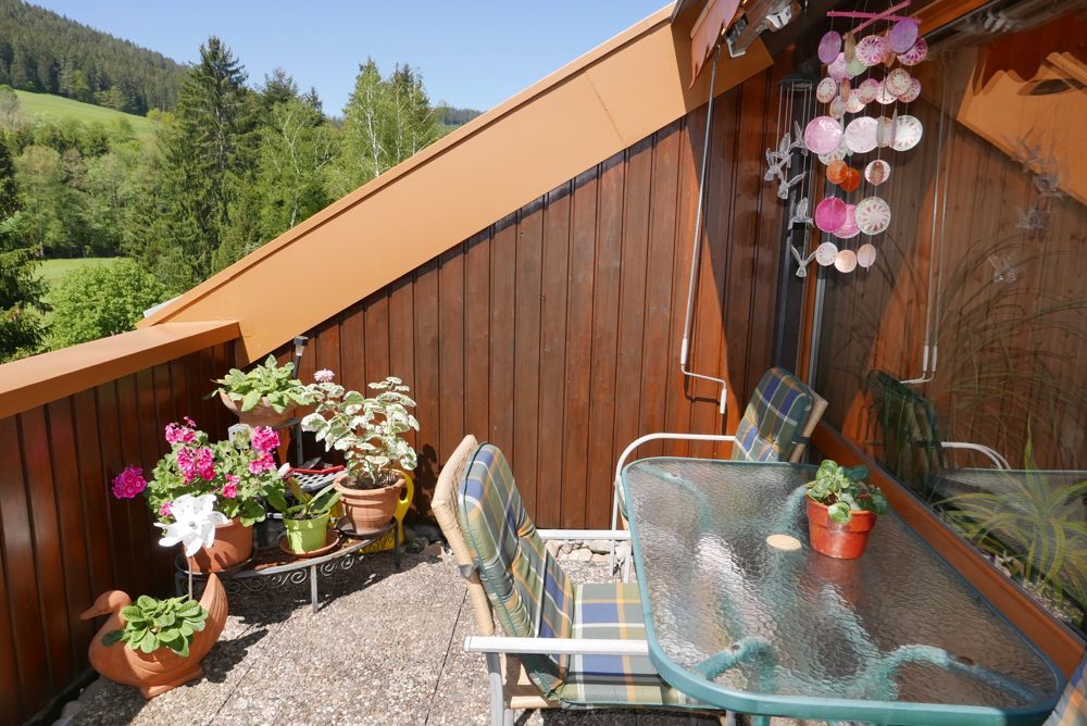 Immobilienangebot - Baiersbronn - Alle - Herrliche Dachgeschosswohnung 
mit Dachbalkon und Ausblick in´s Grüne
am Ortsrand von Baiersbronn