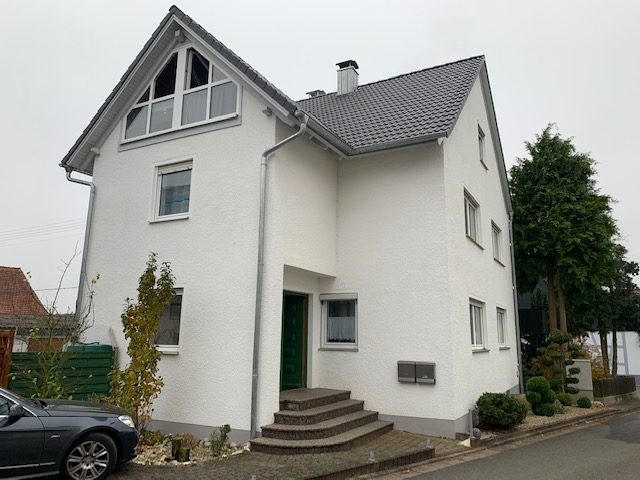 Immobilienangebot - Hausen - Alle - Zweifamilienhaus mit Nebengebäuden.

Hausen-Wimmelbach bei Forchheim.