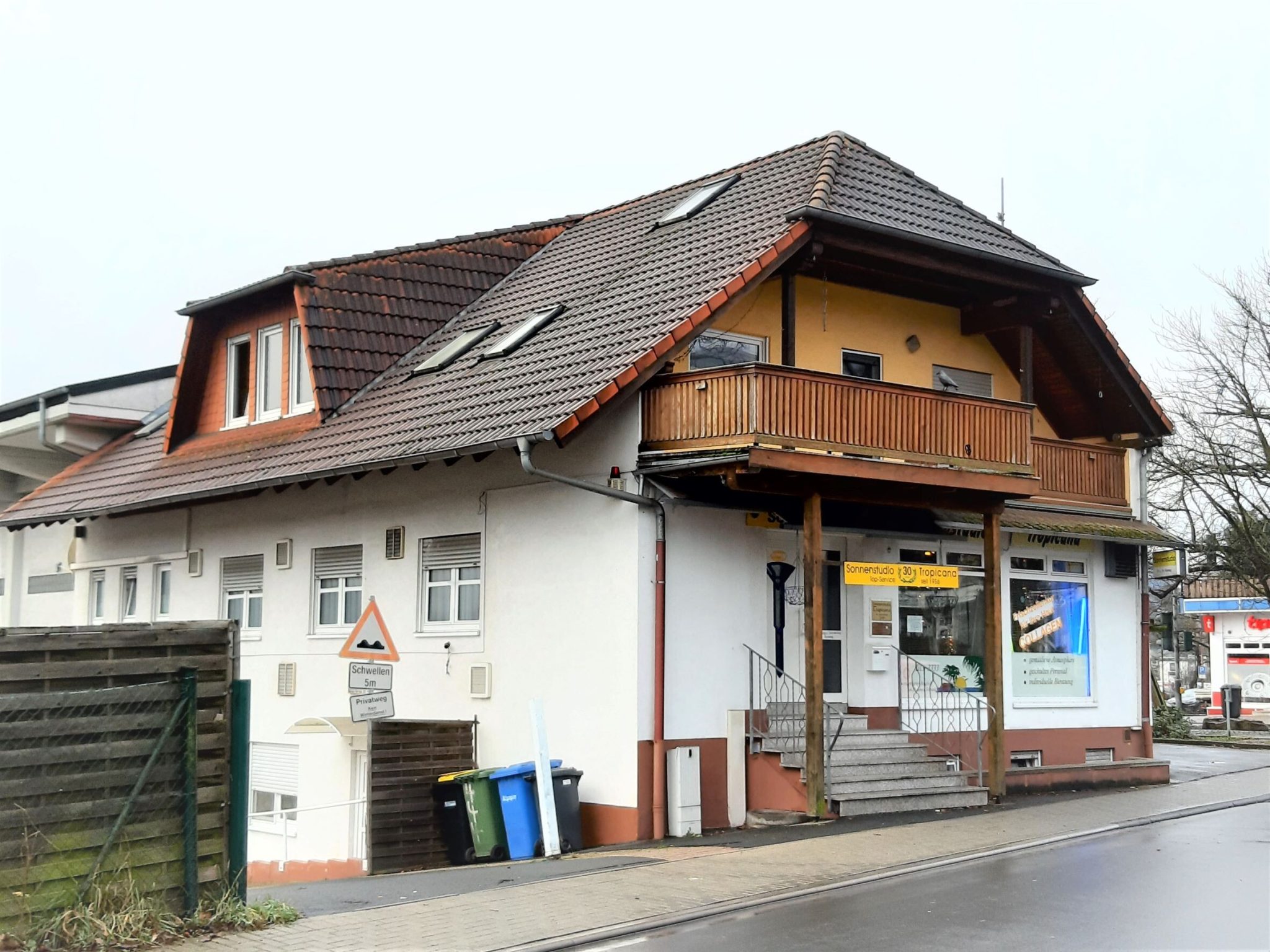 Immobilienangebot - Stadtallendorf - Alle - 2 Einheiten EG und DG plus Privatweg mit Kfz-Stellplätzen in zentraler Lage von Stadtallendorf