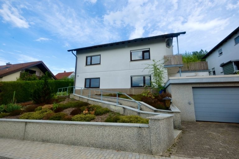 Immobilienangebot - Waibstadt / Daisbach - Alle - Zweifamilienhaus in unverbauter Hanglage mit Terrasse, Garten und Garage.