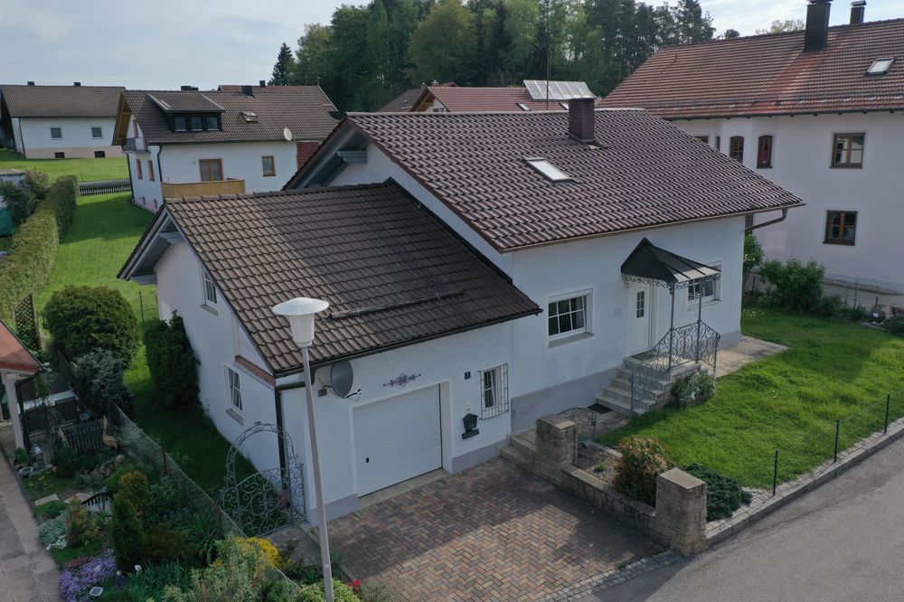Immobilienangebot - Blaibach - Alle - Sofort bezugsfrei! Freistehendes Einfamilienhaus mit Garage in ruhiger Wohngegend von Blaibach!