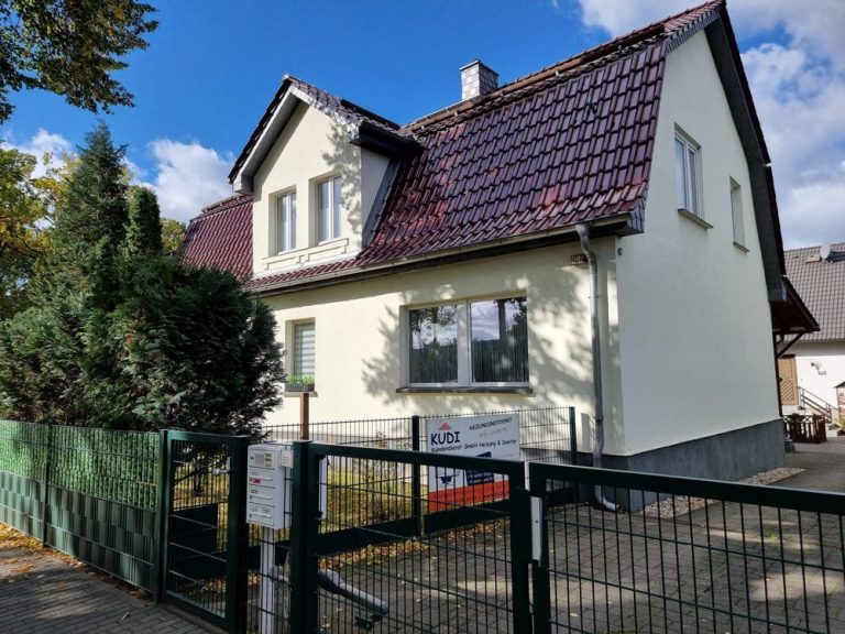 Immobilienangebot - Berlin / Biesdorf - Alle - Sehr gepflegtes Zweifamilienhaus mit großzügigem Carport in zentraler, guter Lage von Biesdorf