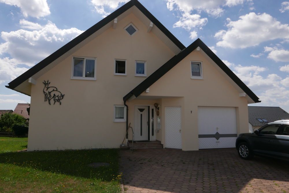 Immobilienangebot - Simmersfeld - Alle - Gepflegtes Zweifamilienhaus mit großem Garten in ruhigem Wohngebiet in Simmersfeld