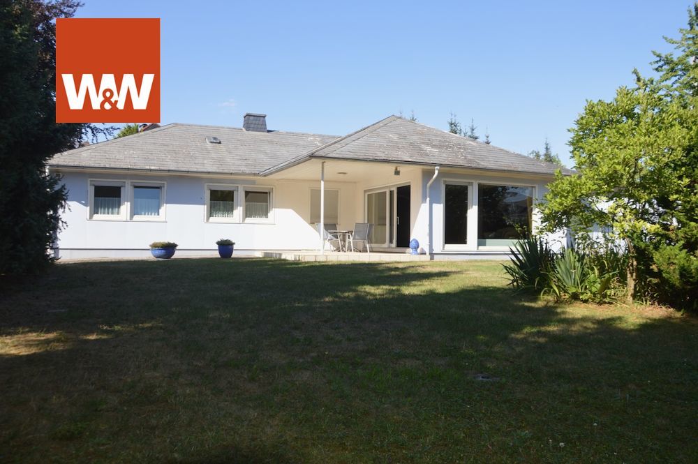 Immobilienangebot - Vellmar - Alle - +++ Bequemer Bungalow mit riesiger Doppelgarage auf Parkgrundstück in zentraler Lage von Vellmar +++