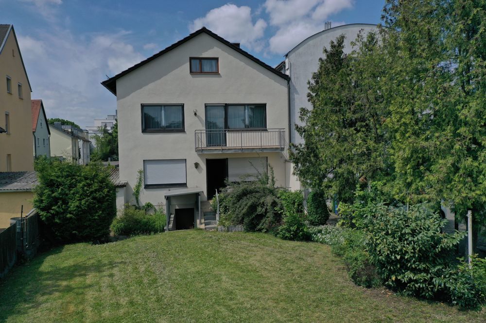 Immobilienangebot - Ingolstadt - Alle - Gepflegtes, zentral gelegenes 2-Fam. Haus mit großem Garten und Ausbaupotenzial im DG  in Ingolstadt