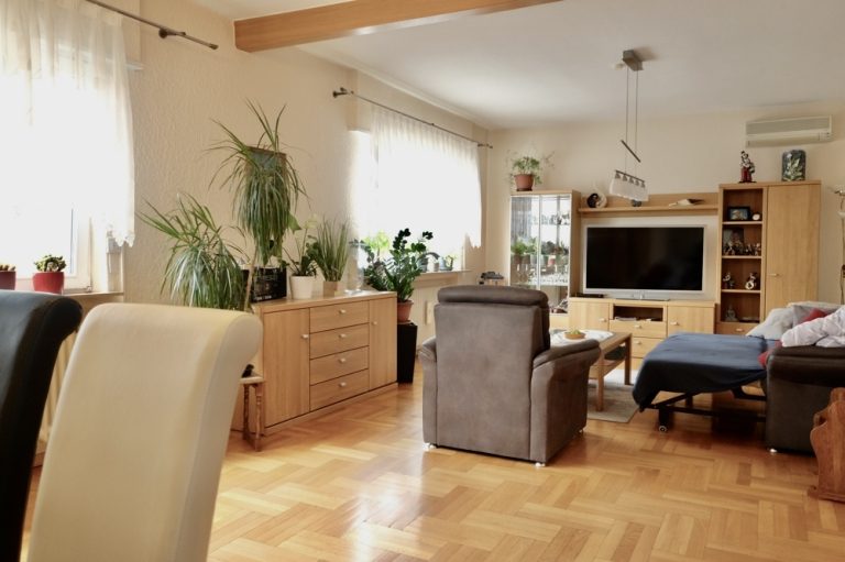 Immobilienangebot - Altlußheim - Alle - Geräumige Maisonette-Wohnung mit Dachterrasse und Garage im Zweifamilienhaus