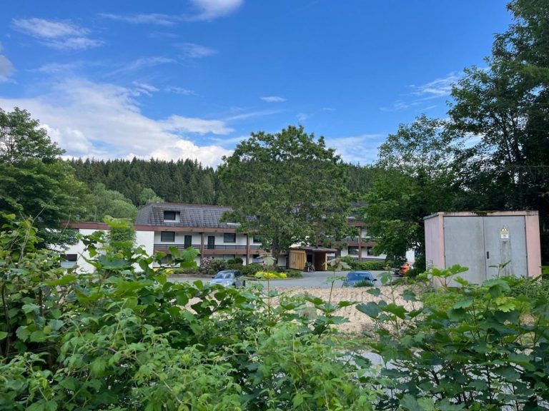 Immobilienangebot - Winterberg - Alle - Voll möblierte Ferienwohnung direkt am Golfplatz mit modernem Schwimmbad und Sauna im Gebäude