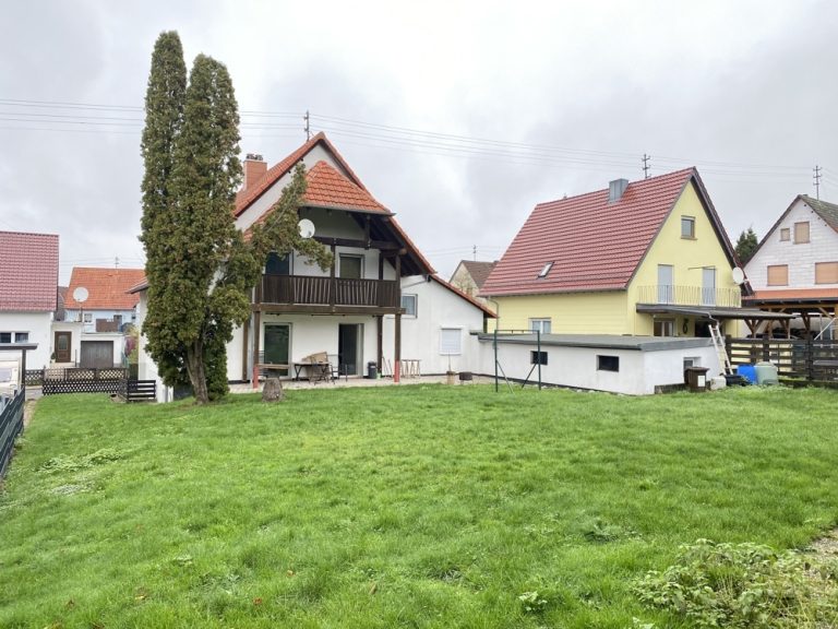 Immobilienangebot - Reifenberg - Alle - Vielseitiges Ein-Zweifamilienhaus mit Einliegerbereich und schönem, großen Grundstück mit viel Licht