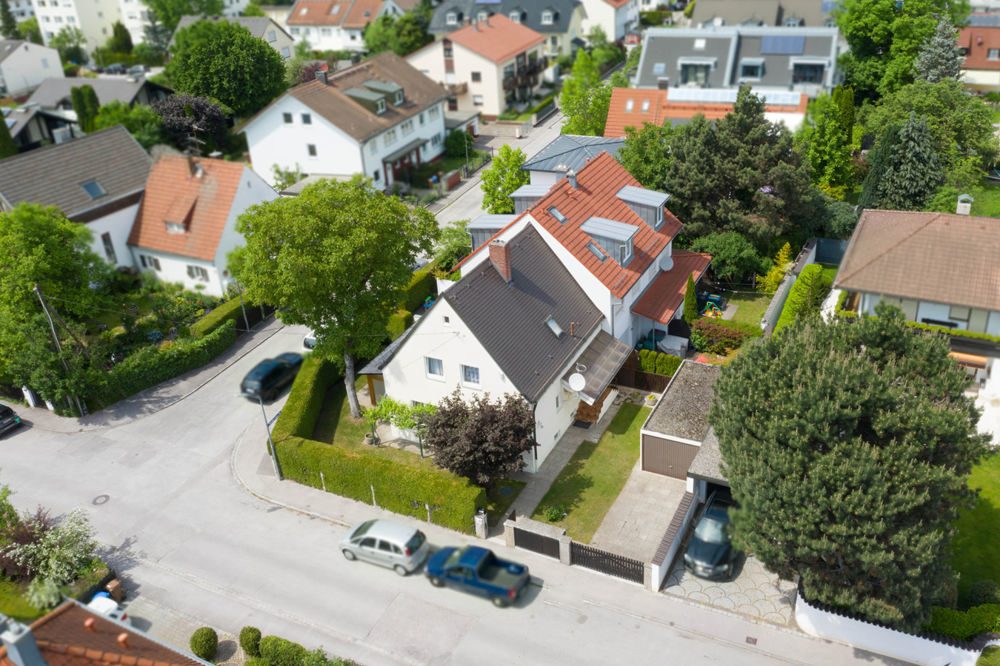 Immobilienangebot - München - Alle - Perfekt gelegenes Eckhaus mit sonnigem Garten