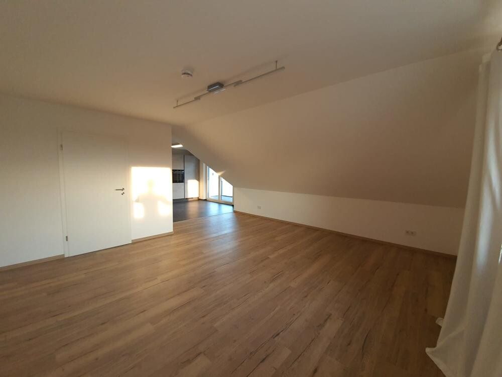 Immobilienangebot - Deggendorf / Mietraching - Alle - Helle und freundliche 2-Zimmer Dachgeschosswohnung mit EBK, Keller und Carport
