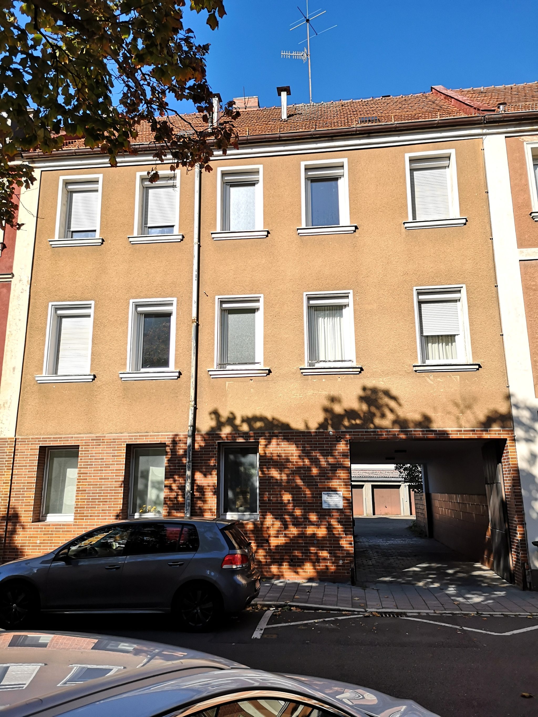 Immobilienangebot - Erlangen - Alle - Mehrfamilienwohnhaus mit 10 Garagen und fünf Stellplätzen in bevorzugter Wohnlage.

Erlangen-Zentrum (Zollhaus)