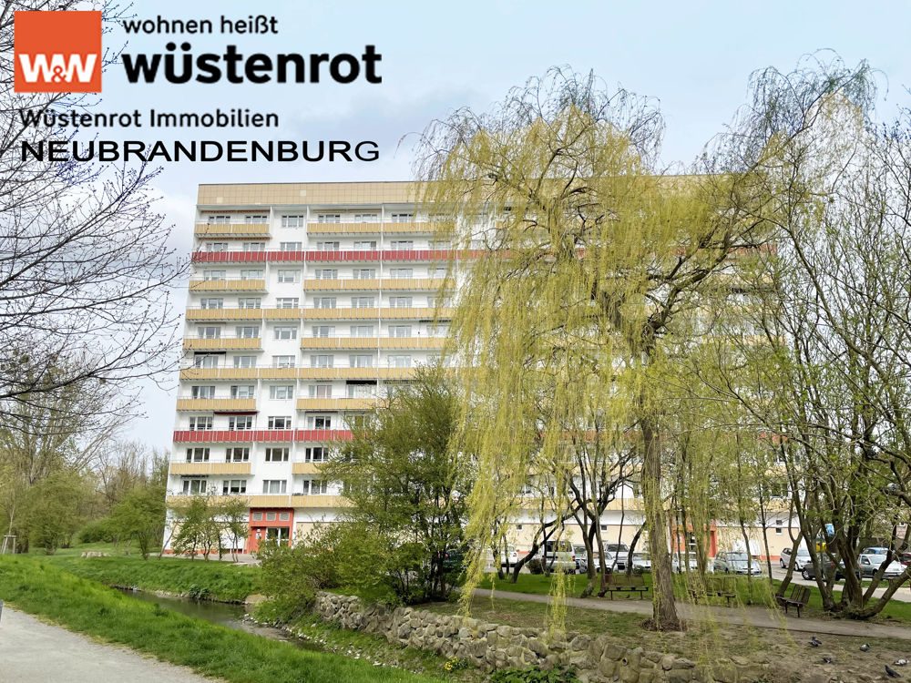 Immobilienangebot - Neubrandenburg - Alle - FAST IM STADTZENTRUM UND IM GRÜNEN:
3-RAUM-WOHNUNG MIT HERRLICHER AUSSICHT + GROSSEM BALKON