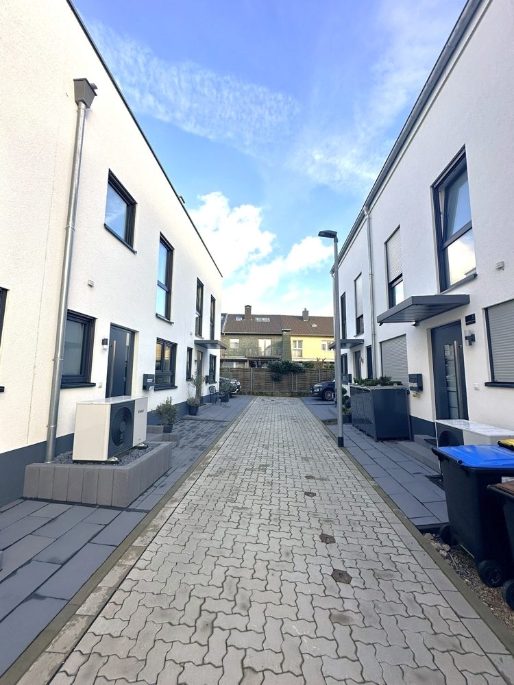Immobilienangebot - Bedburg - Alle - VERKAUFT: Mit 3D und Video: Familienfreundlich und stilvoll: Ihr neues Traumhaus mit Garten und Dachterrasse!