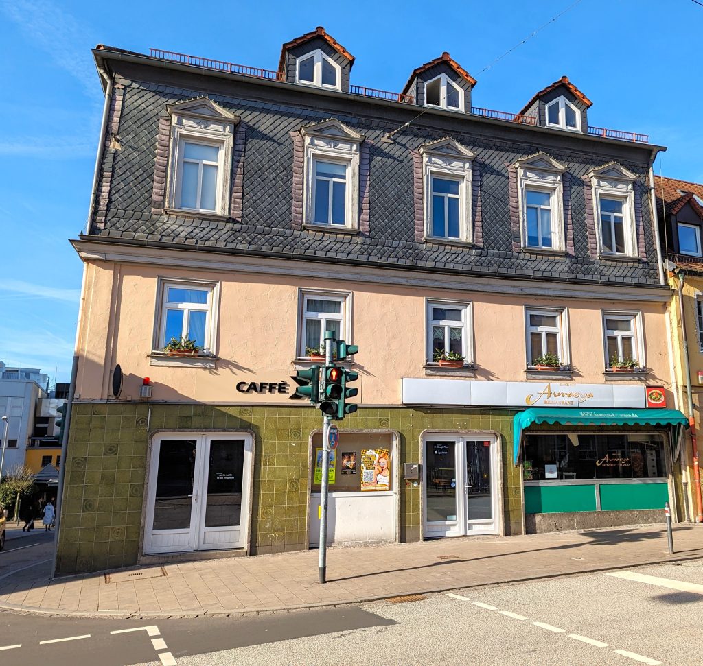 Immobilienangebot - Erlangen - Alle - Großes Wohn- und Geschäftshaus, bereits  aufgeteilt.

Erlangen-Zentrum
