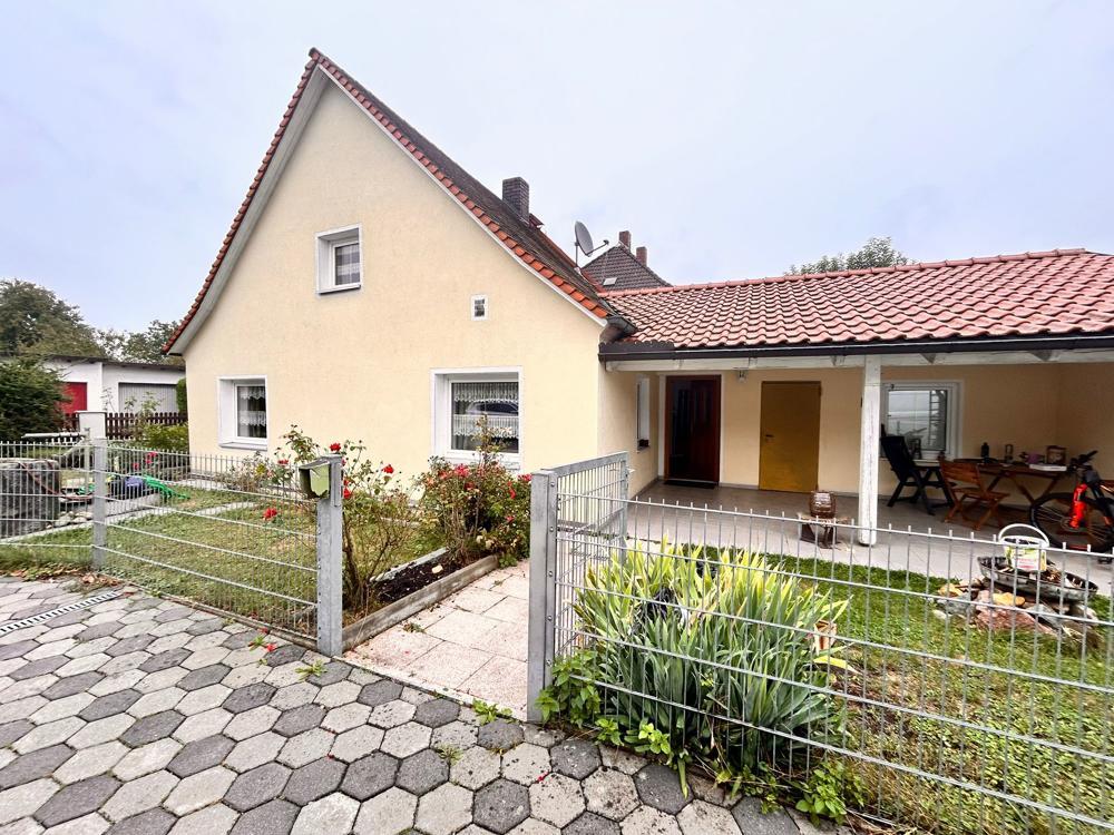 Immobilienangebot - Osterhofen - Alle - Gemütliches Einfamilienhaus in zentraler Lage mit Garten, Brunnen, Garage & Werkstatt