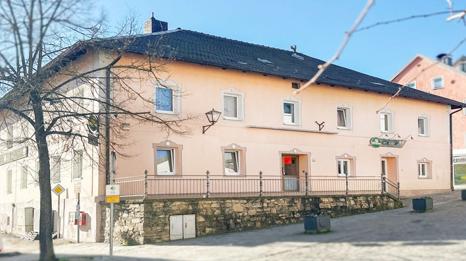 Immobilienangebot - Furth im Wald / Aiglsbrunn - Alle - Vielseitiges MFH mit Gastronomie, 7 Wohnungen, Salon/Laden und Photovoltaik-Anlage