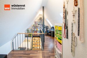 Immobilienangebot - Bietigheim-Bissingen - Alle - 4,5-Zimmer-Dachgeschoss-Maisonettewohnung mit Balkon im alten Stadtteil von Bissingen.