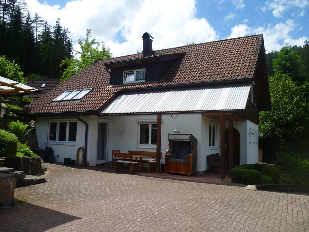 Immobilienangebot - Baiersbronn - Alle - Gepflegtes Einfamilienhaus mit grossem Grundstück und 3 Garagen