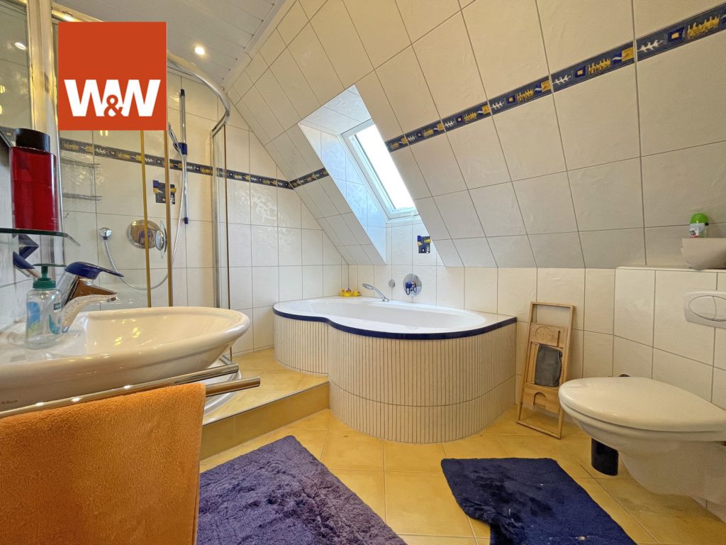Immobilienangebot - Leonberg - Alle - Großzügige 4-Zi.-Maisonette-Wohnung mit großem Balkon und EBK mitten in Eltingen zu verkaufen!