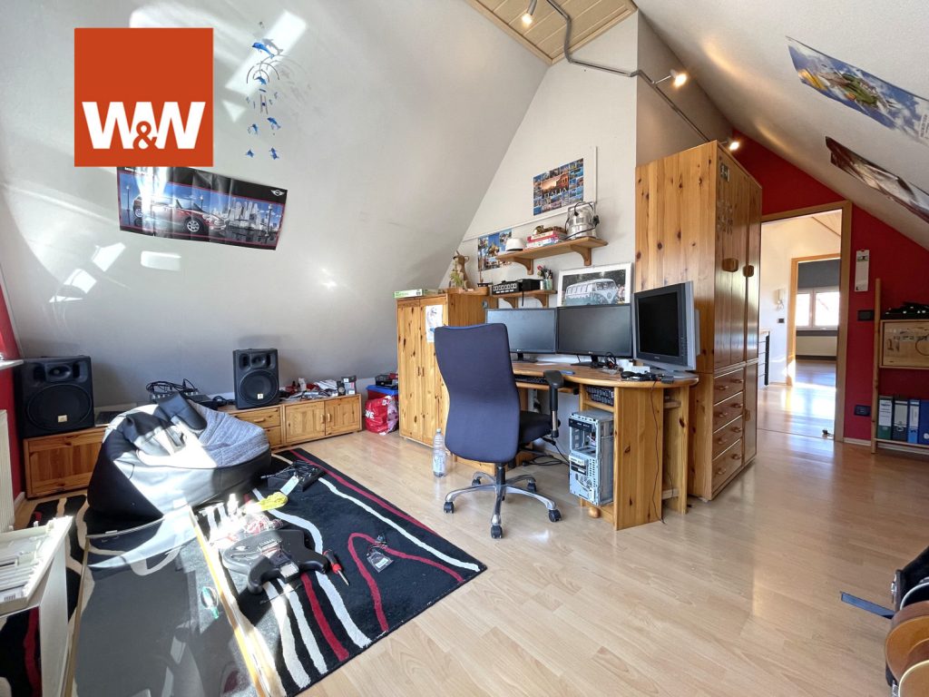 Immobilienangebot - Leonberg - Alle - Großzügige 4-Zi.-Maisonette-Wohnung mit großem Balkon und EBK mitten in Eltingen zu verkaufen!
