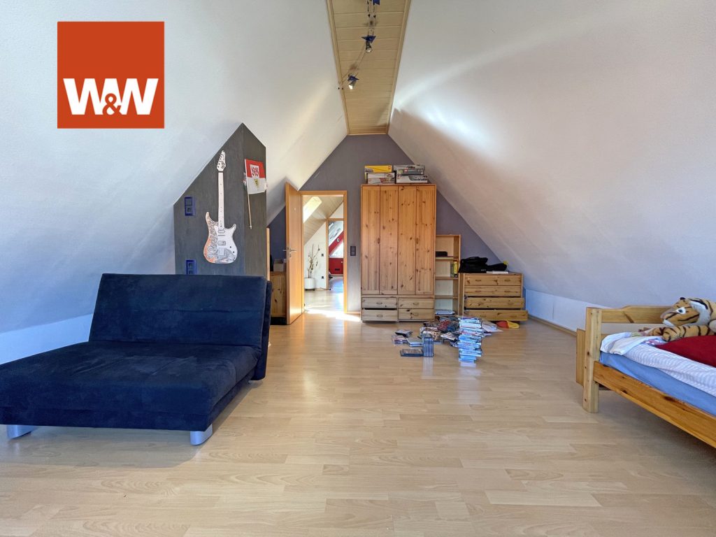 Immobilienangebot - Leonberg - Alle - Großzügige 4-Zi.-Maisonette-Wohnung mit großem Balkon und EBK mitten in Eltingen zu verkaufen!