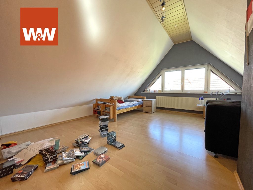 Immobilienangebot - Leonberg - Alle - Großzügige 4-Zi.-Maisonette-Wohnung mit großem Balkon und EBK mitten in Eltingen zu verkaufen!