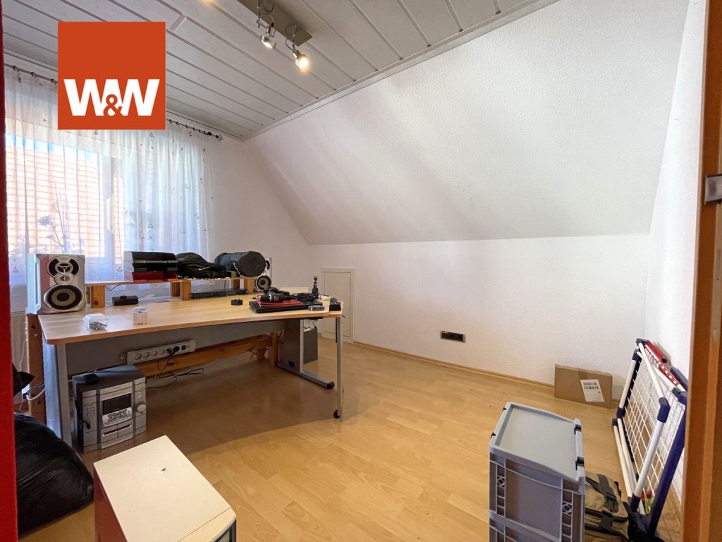 Immobilienangebot - Leonberg - Alle - Großzügige 4-Zi.-Maisonette-Wohnung mit großem Balkon und EBK mitten in Eltingen zu verkaufen!