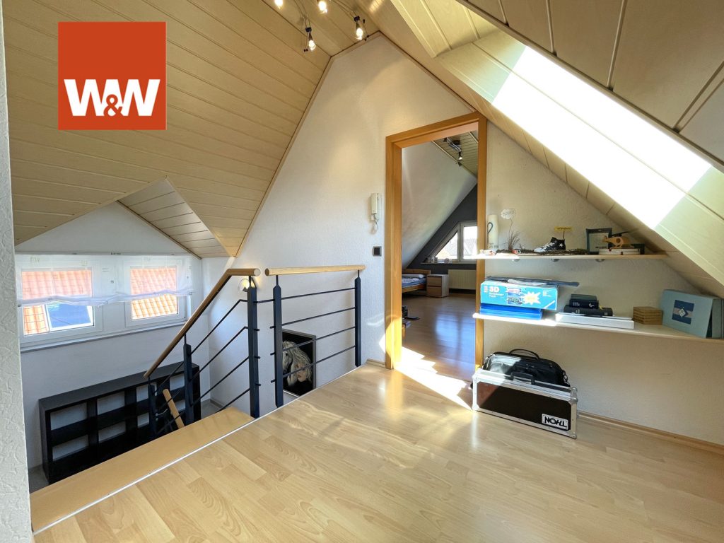 Immobilienangebot - Leonberg - Alle - Großzügige 4-Zi.-Maisonette-Wohnung mit großem Balkon und EBK mitten in Eltingen zu verkaufen!