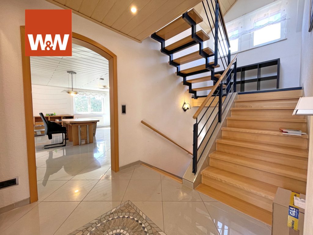 Immobilienangebot - Leonberg - Alle - Großzügige 4-Zi.-Maisonette-Wohnung mit großem Balkon und EBK mitten in Eltingen zu verkaufen!