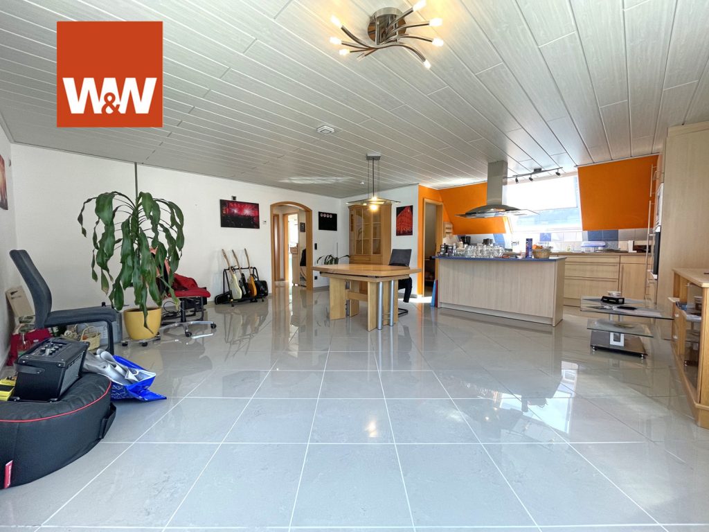 Immobilienangebot - Leonberg - Alle - Großzügige 4-Zi.-Maisonette-Wohnung mit großem Balkon und EBK mitten in Eltingen zu verkaufen!