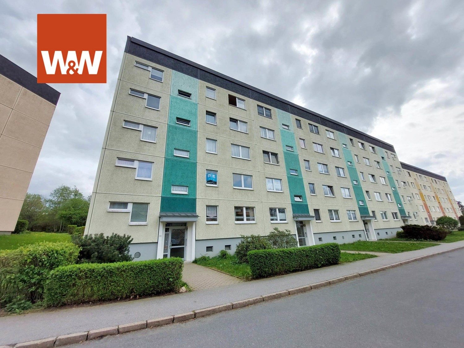 Immobilienangebot - Lößnitz - Alle - Bezugsfertige 3-Raum-Wohnung in Lößnitz bei Aue mit Balkon, Stellplatz und Weitblick ins Grüne