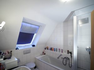 Immobilienangebot - Erlangen / Tennenlohe - Alle - Schöne, großzügige Maisonette-Wohnung mit 4 Zimmern, 2 Balkonen, 
Einbauküche und Tiefgaragenstellplatz in Erlangen-Tennenlohe.

Sofort bezugsfrei.