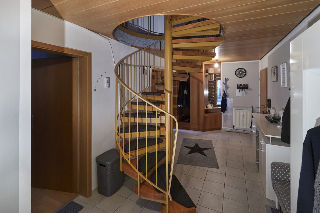 Immobilienangebot - Erlangen / Tennenlohe - Alle - Schöne, großzügige Maisonette-Wohnung mit 4 Zimmern, 2 Balkonen, 
Einbauküche und Tiefgaragenstellplatz in Erlangen-Tennenlohe.

Sofort bezugsfrei.
