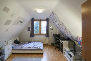 Immobilienangebot - Erlangen / Tennenlohe - Alle - Schöne, großzügige Maisonette-Wohnung mit 4 Zimmern, 2 Balkonen, 
Einbauküche und Tiefgaragenstellplatz in Erlangen-Tennenlohe.

Sofort bezugsfrei.