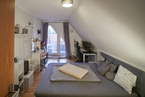 Immobilienangebot - Erlangen / Tennenlohe - Alle - Schöne, großzügige Maisonette-Wohnung mit 4 Zimmern, 2 Balkonen, 
Einbauküche und Tiefgaragenstellplatz in Erlangen-Tennenlohe.

Sofort bezugsfrei.