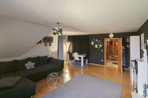 Immobilienangebot - Erlangen / Tennenlohe - Alle - Schöne, großzügige Maisonette-Wohnung mit 4 Zimmern, 2 Balkonen, 
Einbauküche und Tiefgaragenstellplatz in Erlangen-Tennenlohe.

Sofort bezugsfrei.