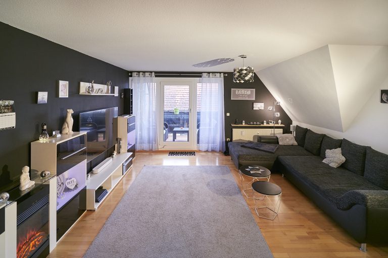Immobilienangebot - Erlangen / Tennenlohe - Alle - Schöne, großzügige Maisonette-Wohnung mit 4 Zimmern, 2 Balkonen, 
Einbauküche und Tiefgaragenstellplatz in Erlangen-Tennenlohe.

Sofort bezugsfrei.