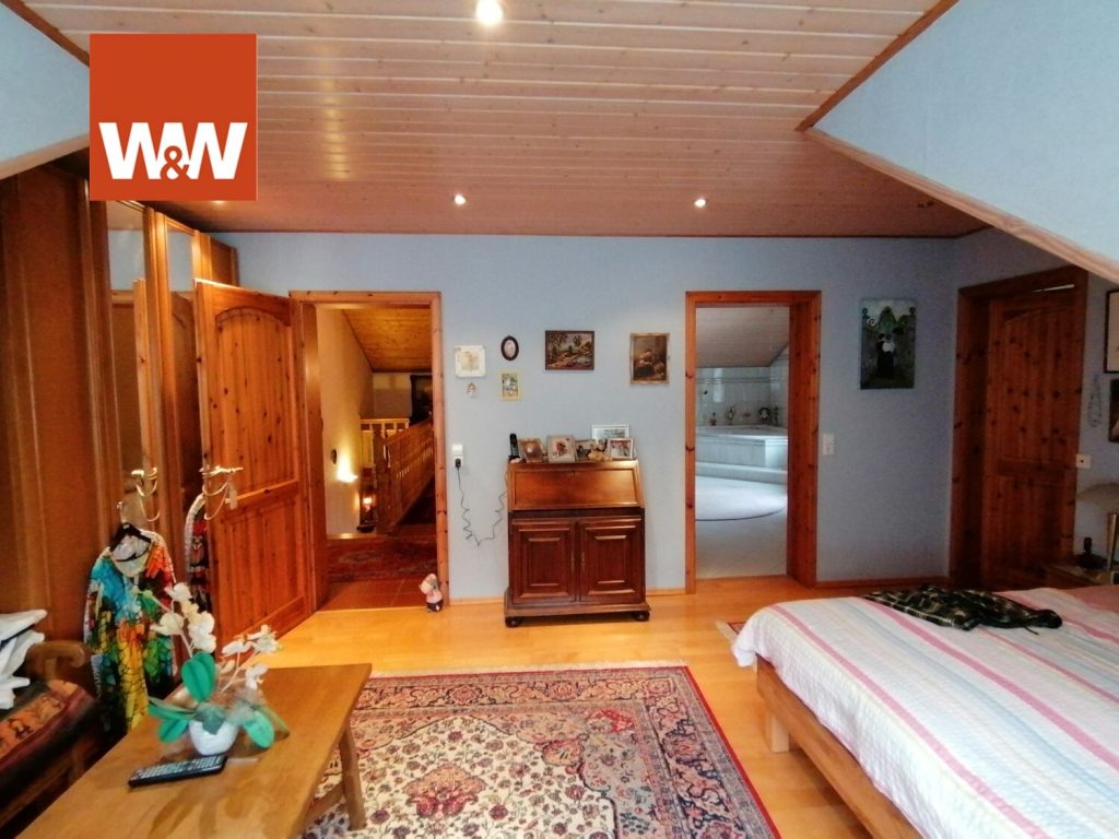 Immobilienangebot - Marxzell - Alle - Tolles Haus im Villa Stil
mit schöner Einliegerwohnung!