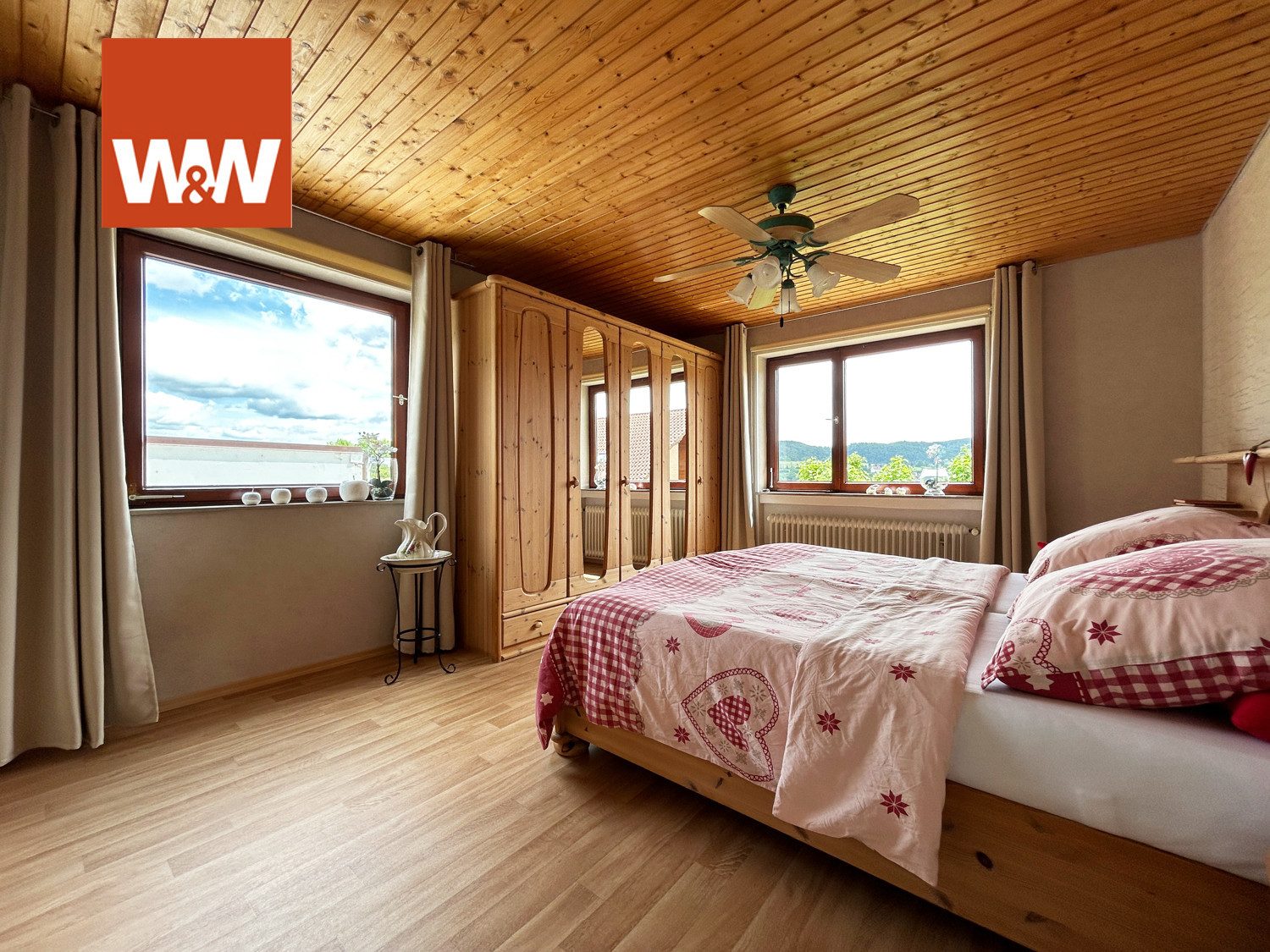 Immobilienangebot - Tuttlingen-Nendingen - Alle - Wunderschönes Zuhause plus gepflegter
Einlieger-Wohnung. 6 Zimmer auf 267 m².
Mit Paradies-Garten.