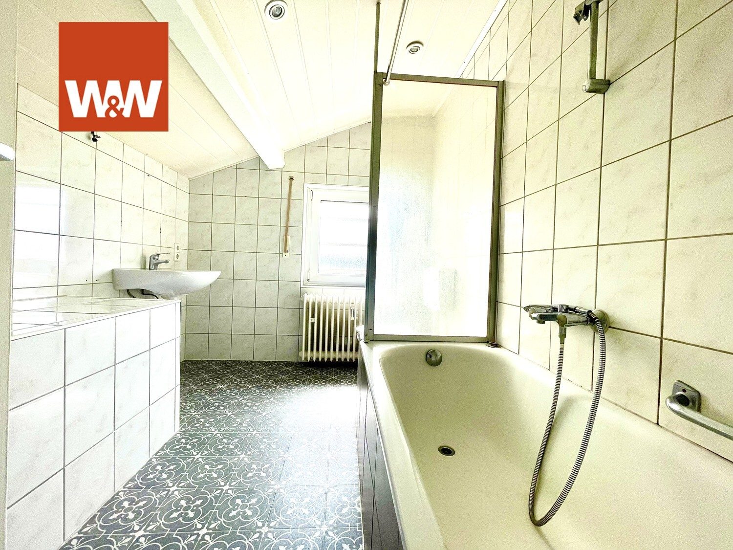 Immobilienangebot - Durmersheim / Würmersheim - Alle - *MEHRGENERATIONENHAUS ODER FÜR KAPITALANLEGER: Wohngebäude mit 3 Einheiten, 2 Garagen, Stellplätze*