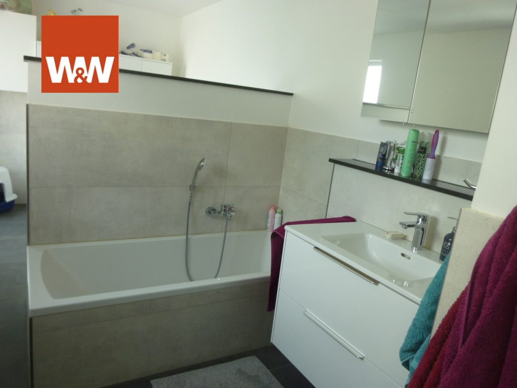 Immobilienangebot - Remscheid - Alle - xxx Kaufpreissenkung xxx
Bökerhöhe,  Doppelhaushälfte mit Anbau,  Doppelgarage und schönem Garten.