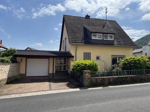 Immobilienangebot - Neustadt a.d. Weinstr. - Alle - Einfamilienhaus mit schöner Dachterrasse und sehr großem Grundstück in 
Neustadt-Königsbach.
