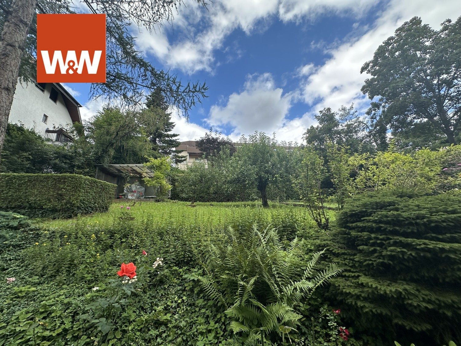 Immobilienangebot - Stuttgart - Alle - Exklusive 4-Zimmerwohnung mit großer Einliegerwohnung, 2 Garagen und schönem Garten in Stgt.-Ost