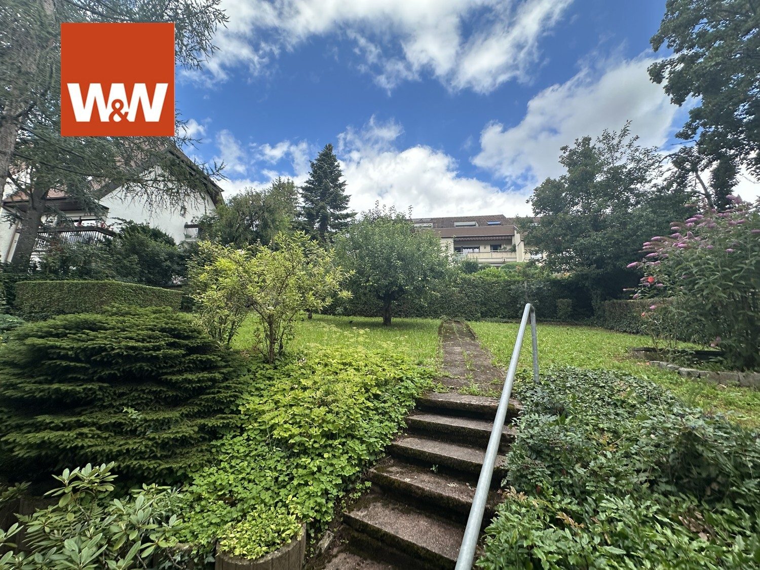 Immobilienangebot - Stuttgart - Alle - Exklusive 4-Zimmerwohnung mit großer Einliegerwohnung, 2 Garagen und schönem Garten in Stgt.-Ost