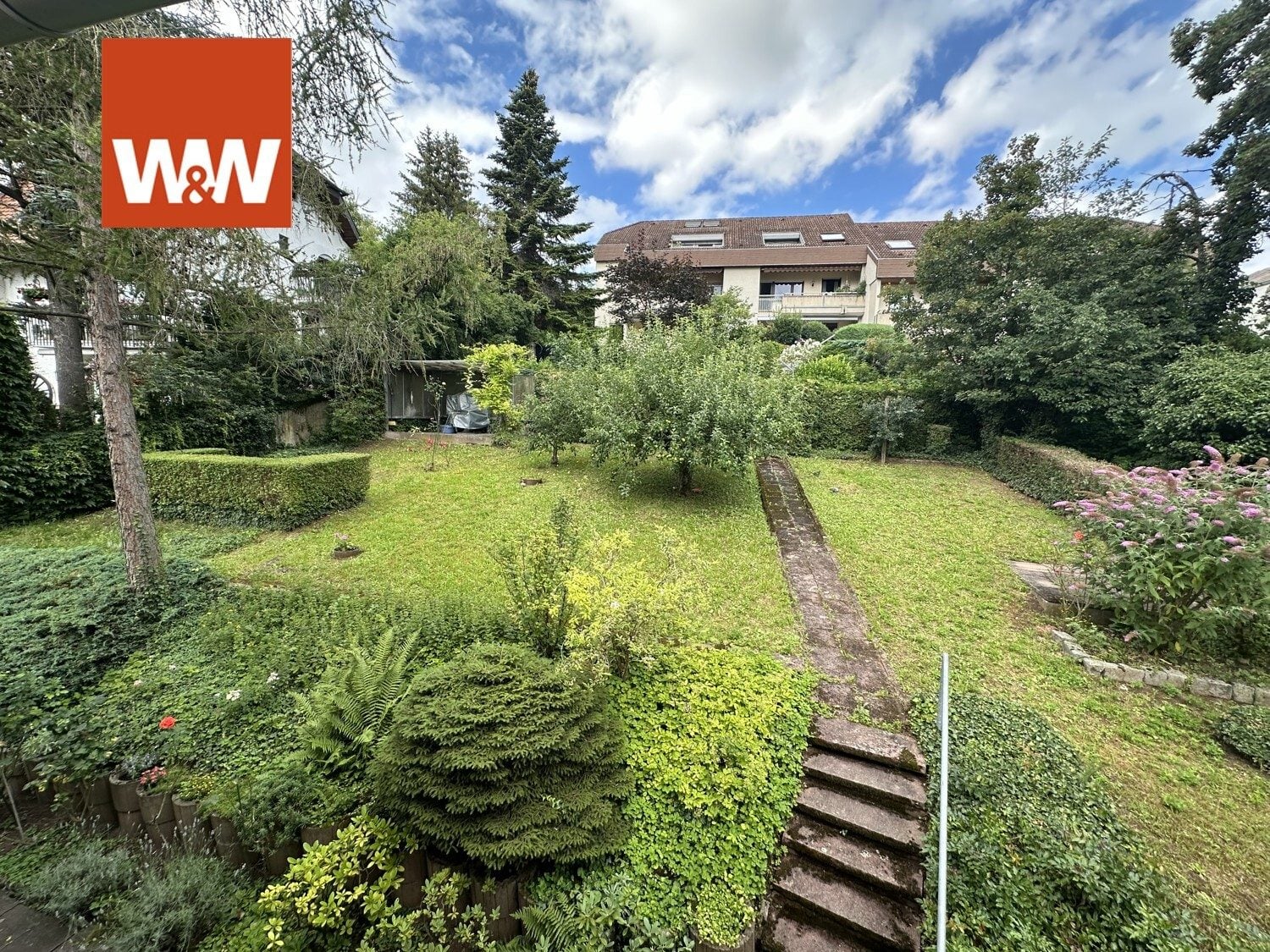 Immobilienangebot - Stuttgart - Alle - Exklusive 4-Zimmerwohnung mit großer Einliegerwohnung, 2 Garagen und schönem Garten in Stgt.-Ost