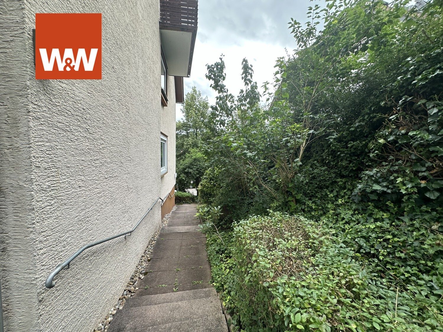 Immobilienangebot - Stuttgart - Alle - Exklusive 4-Zimmerwohnung mit großer Einliegerwohnung, 2 Garagen und schönem Garten in Stgt.-Ost