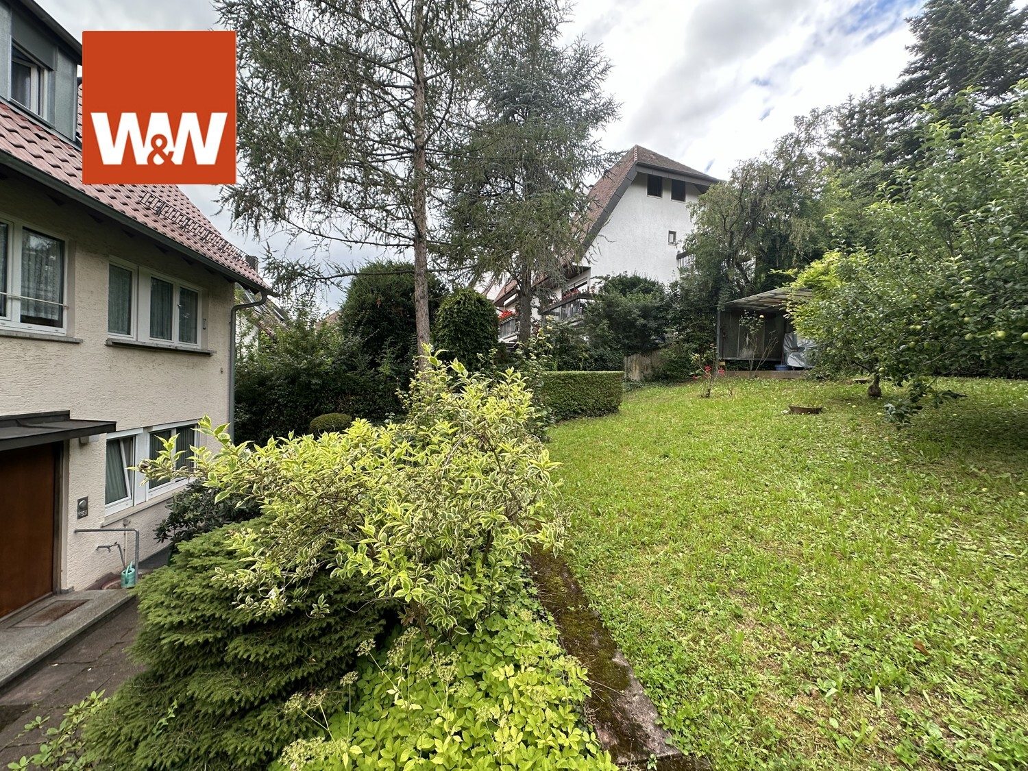 Immobilienangebot - Stuttgart - Alle - Exklusive 4-Zimmerwohnung mit großer Einliegerwohnung, 2 Garagen und schönem Garten in Stgt.-Ost