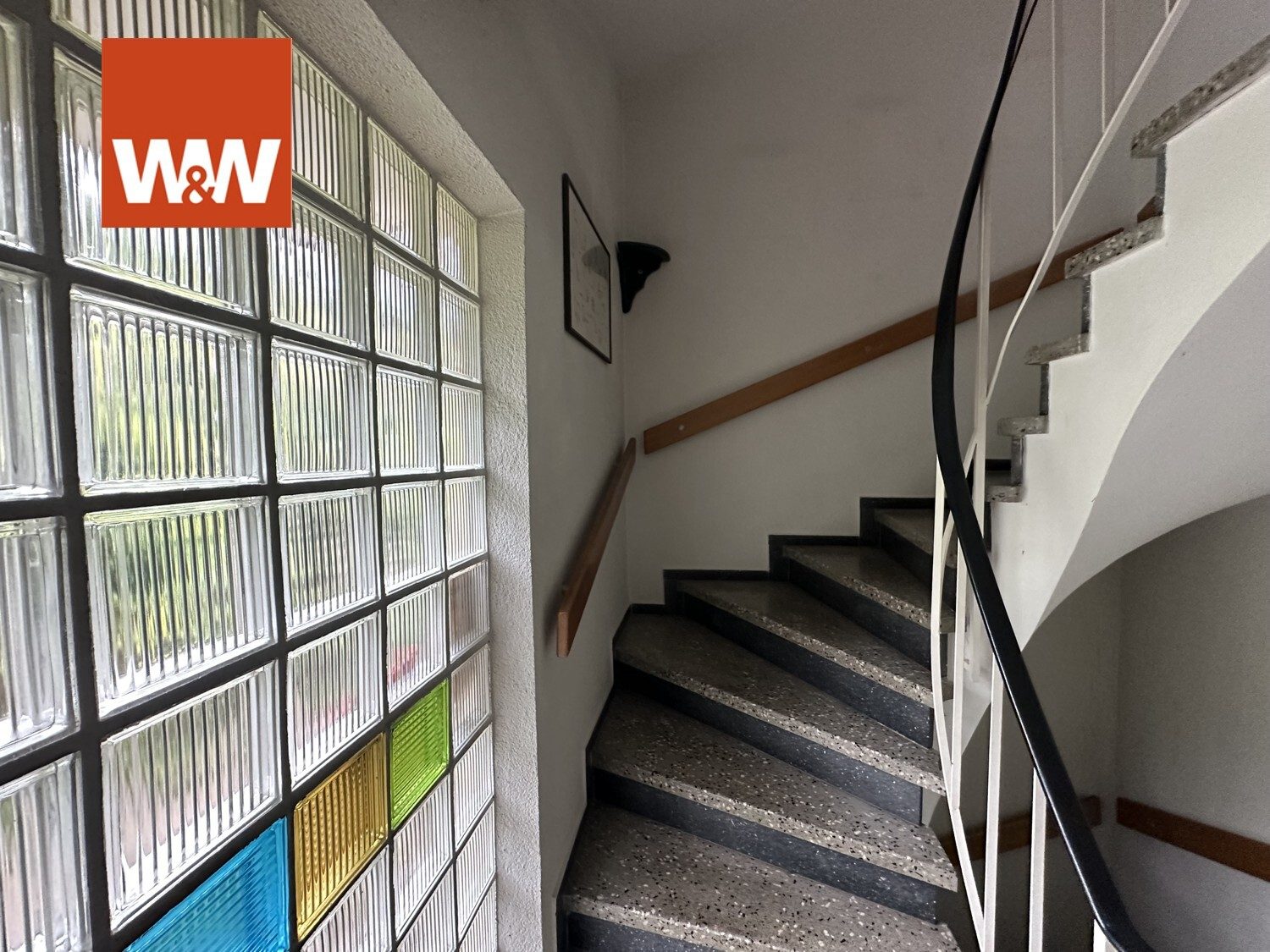 Immobilienangebot - Stuttgart - Alle - Exklusive 4-Zimmerwohnung mit großer Einliegerwohnung, 2 Garagen und schönem Garten in Stgt.-Ost